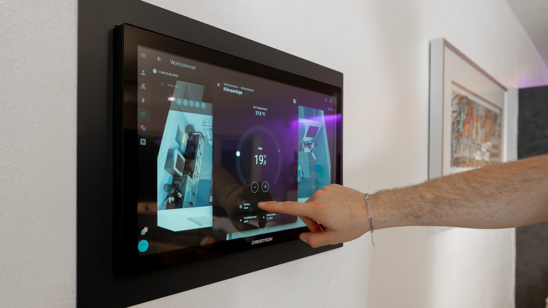 Bedienung eines Crestron-Touch-Panels zur Gebäudeautomation im Smart Home