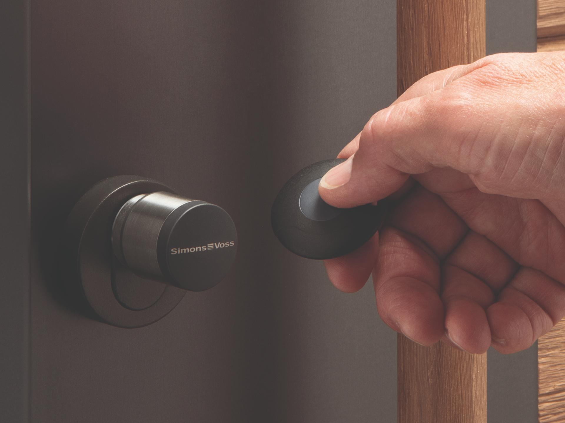 SimonsVoss Digitalzylinder an einer Wohnungstür wird per Transponder entsperrt