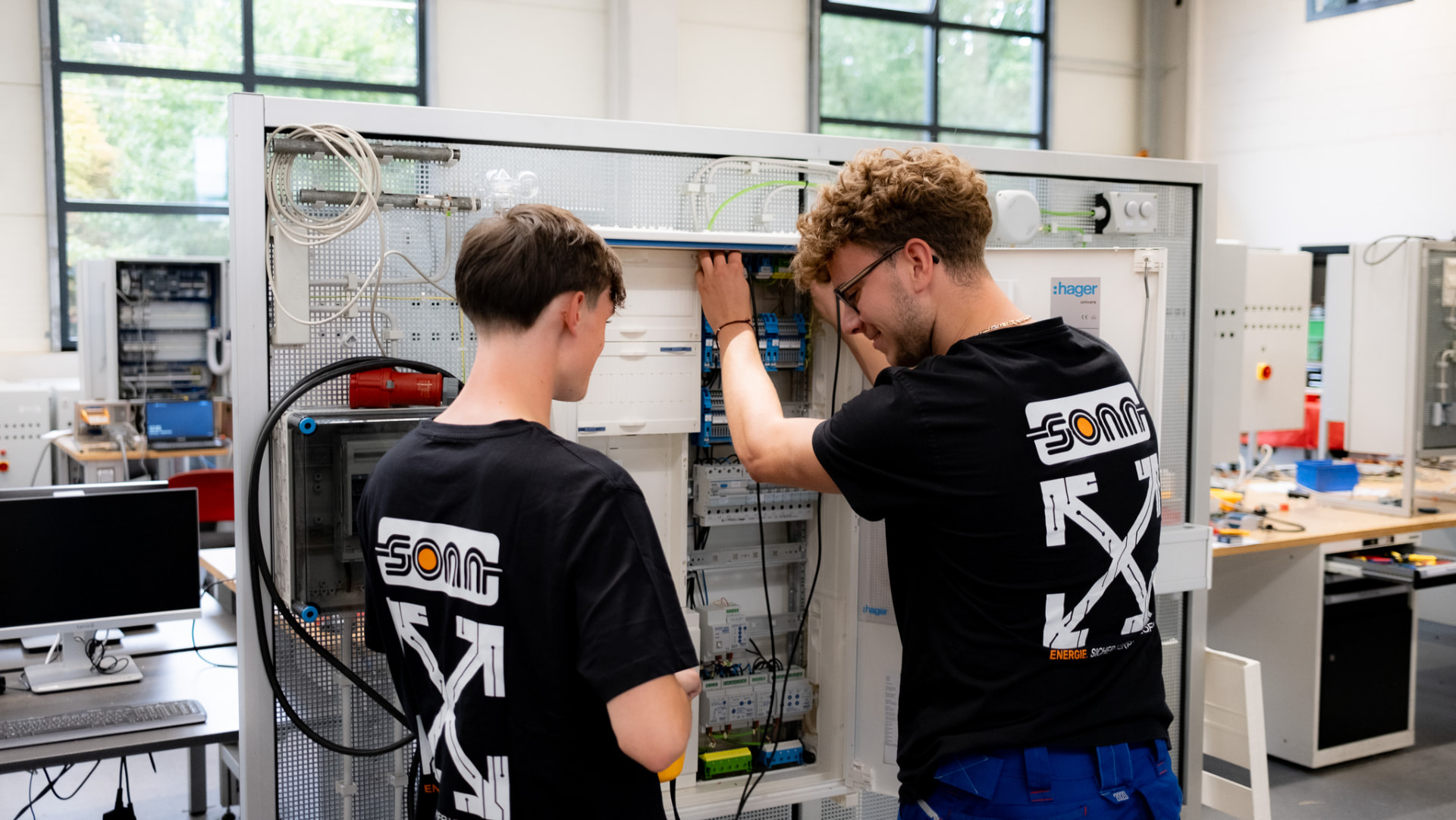 Ausbildung bei Sonn Elektrotechnik – zwei Techniker an einem Elektropanel