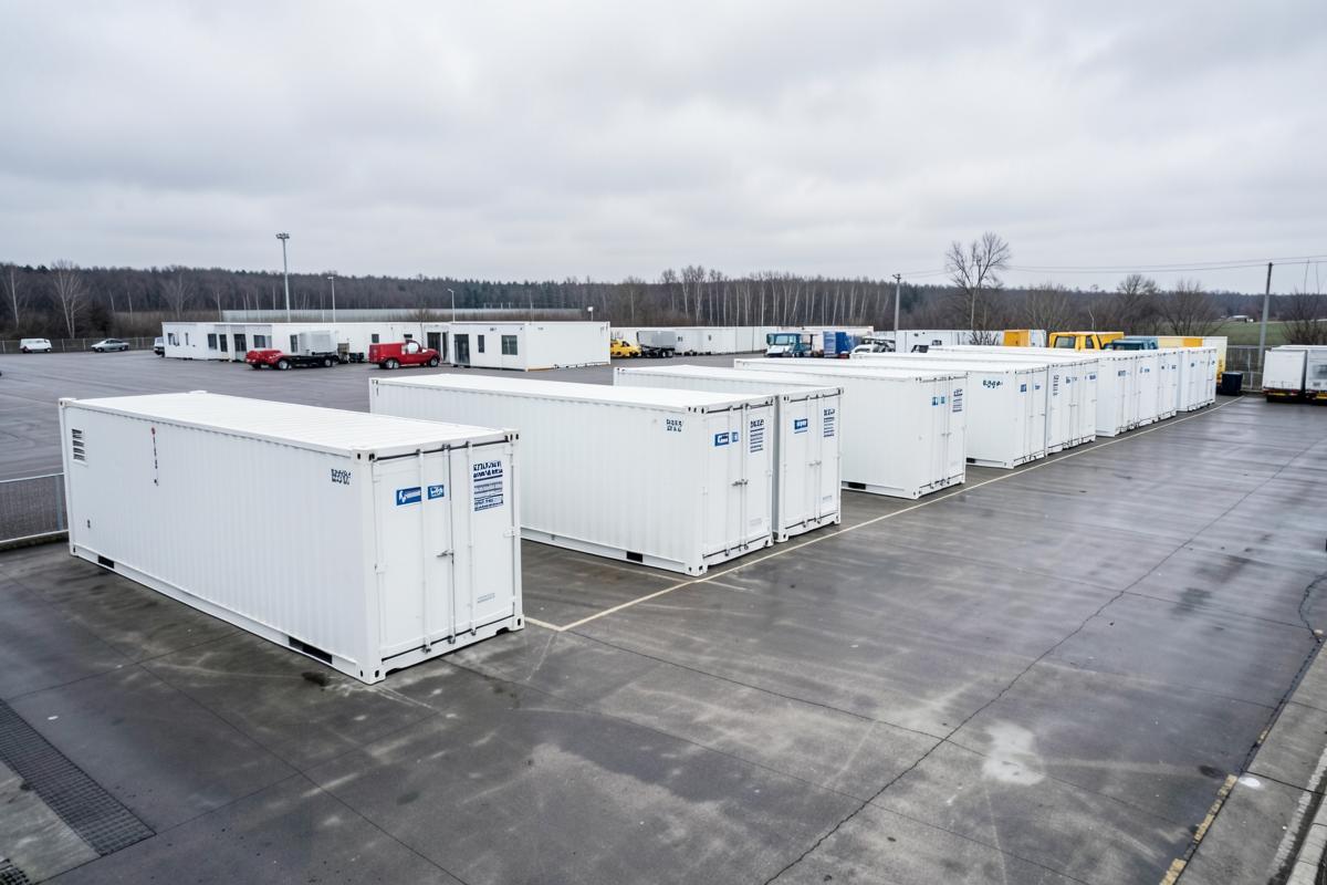 Reihe mobiler Trafostationen im Depot